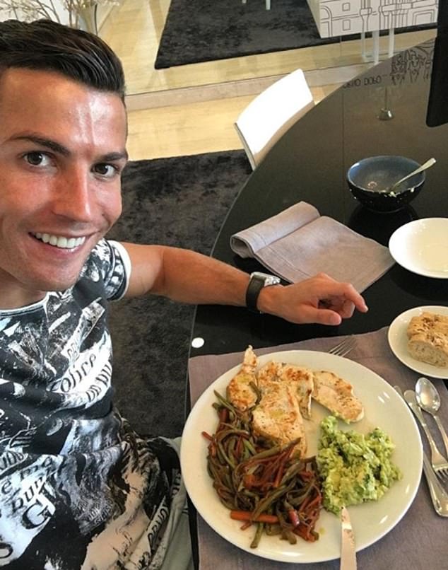 Ronaldo is strict about what he eats and eats small meals on several occasions, often including fresh vegetables and avocado on toast, as well as chicken, which is high in protein and low in fat.